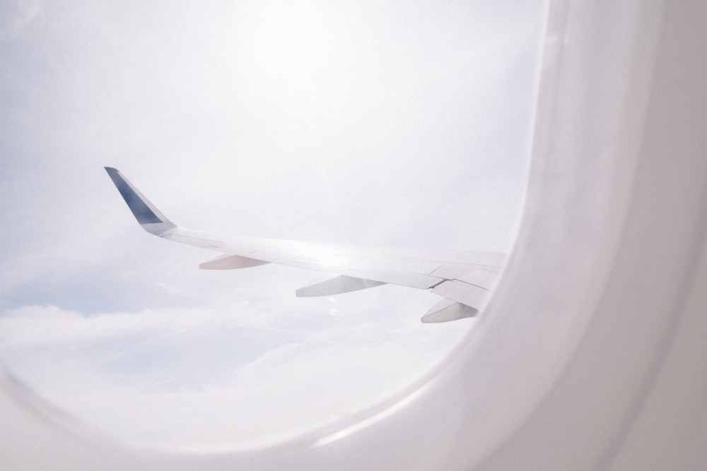 Avión volando sobre las nubes durante el día