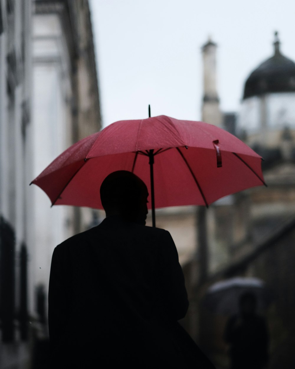 homme tenant un parapluie