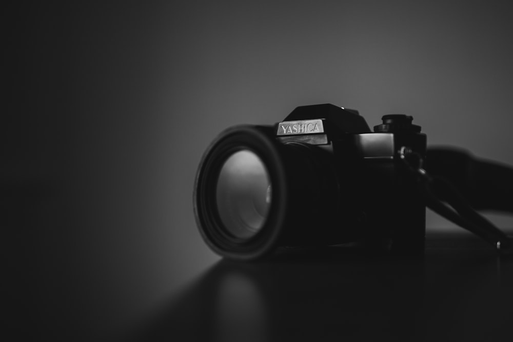 fotografia de foco raso da câmera Yashica preta