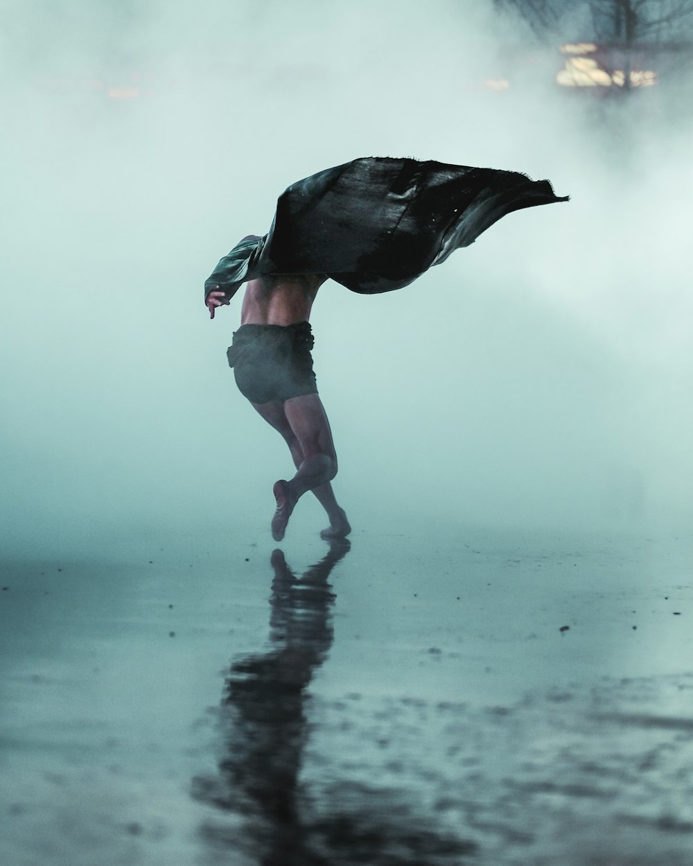 Homem corre graciosamente através de nevoeiro e chuva na Tate Modern