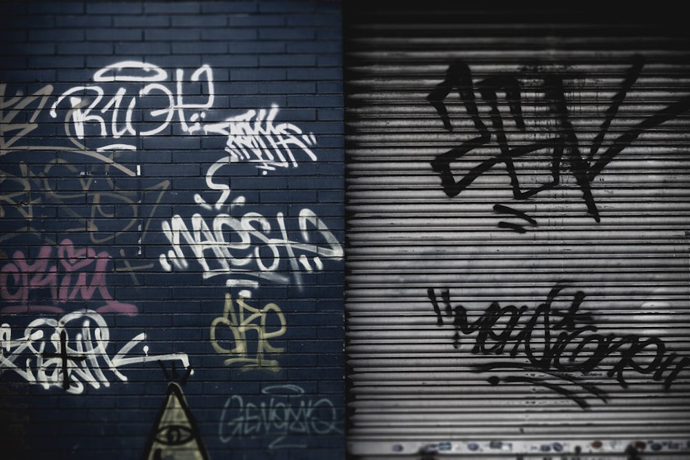 Lotto di graffiti assortiti sul muro