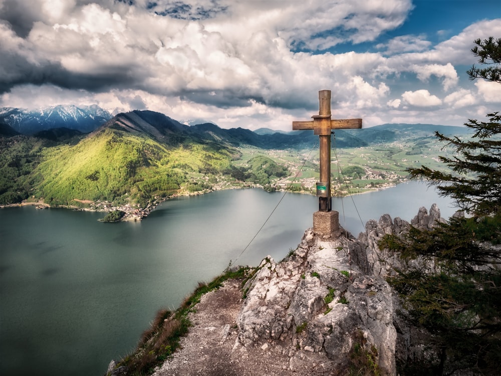 山の頂上の茶色の木製の十字架
