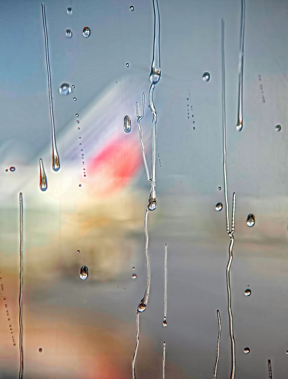 유리 표면의 물방울 초점 사진