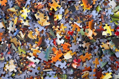 Jakie są najważniejsze cechy dobrej strony internetowej? - stack of jigsaw puzzle pieces