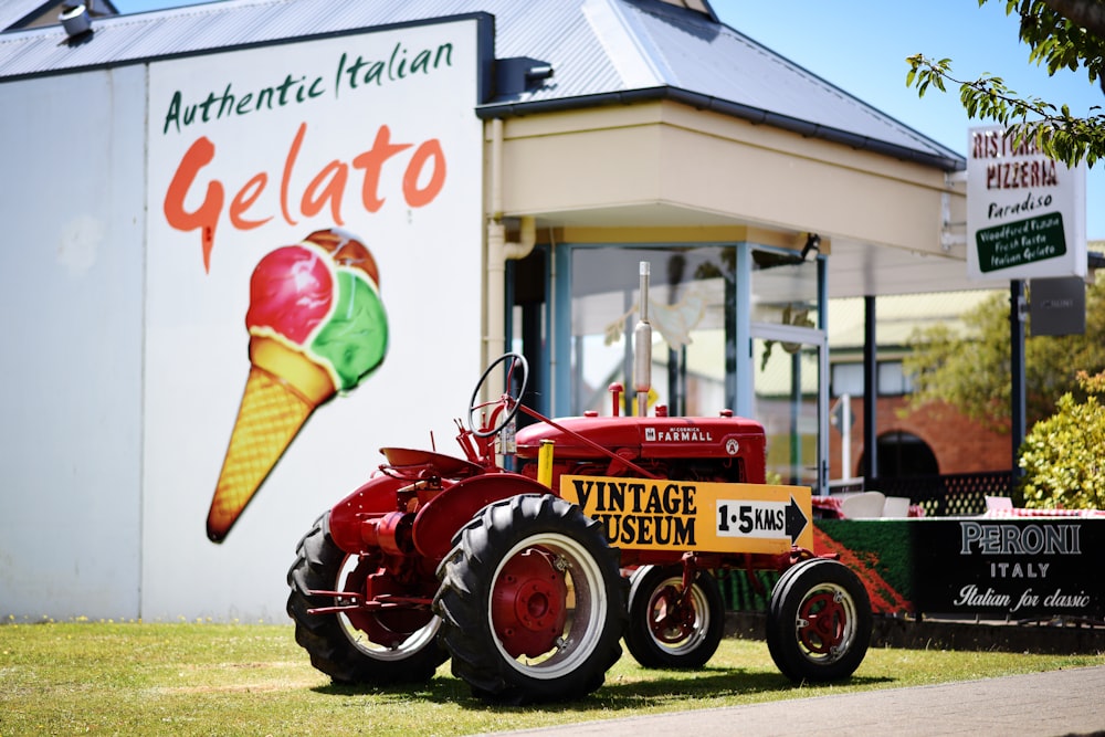 Trator vermelho perto de gelato shop