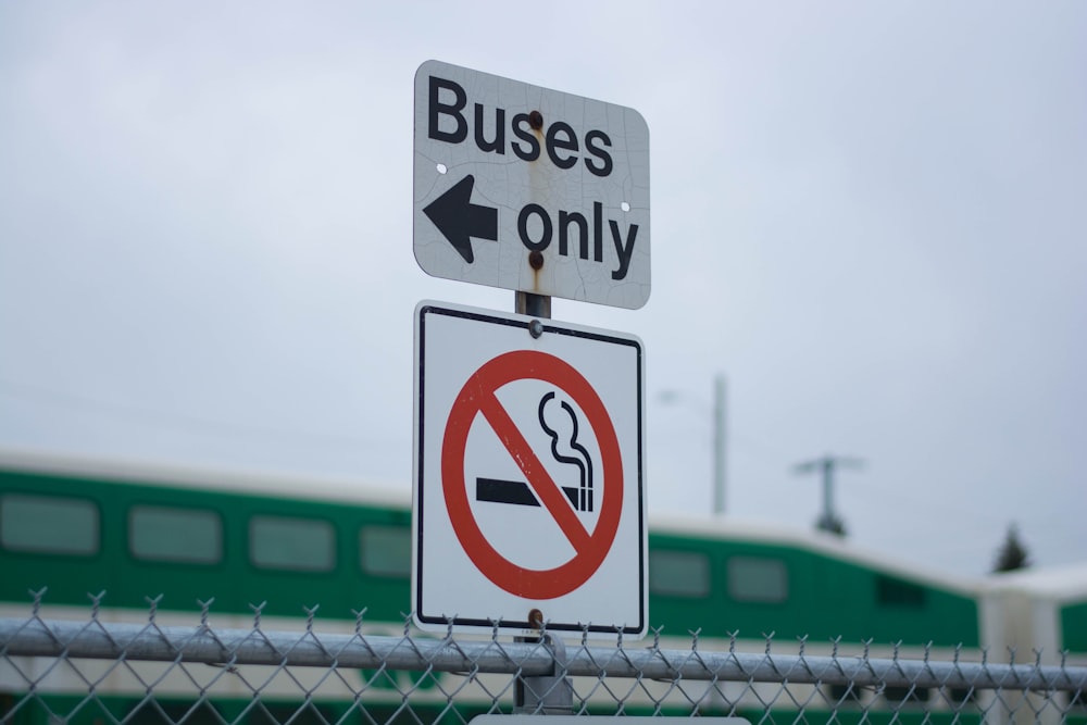 Solo autobuses y letrero de prohibido fumar cerca del tren