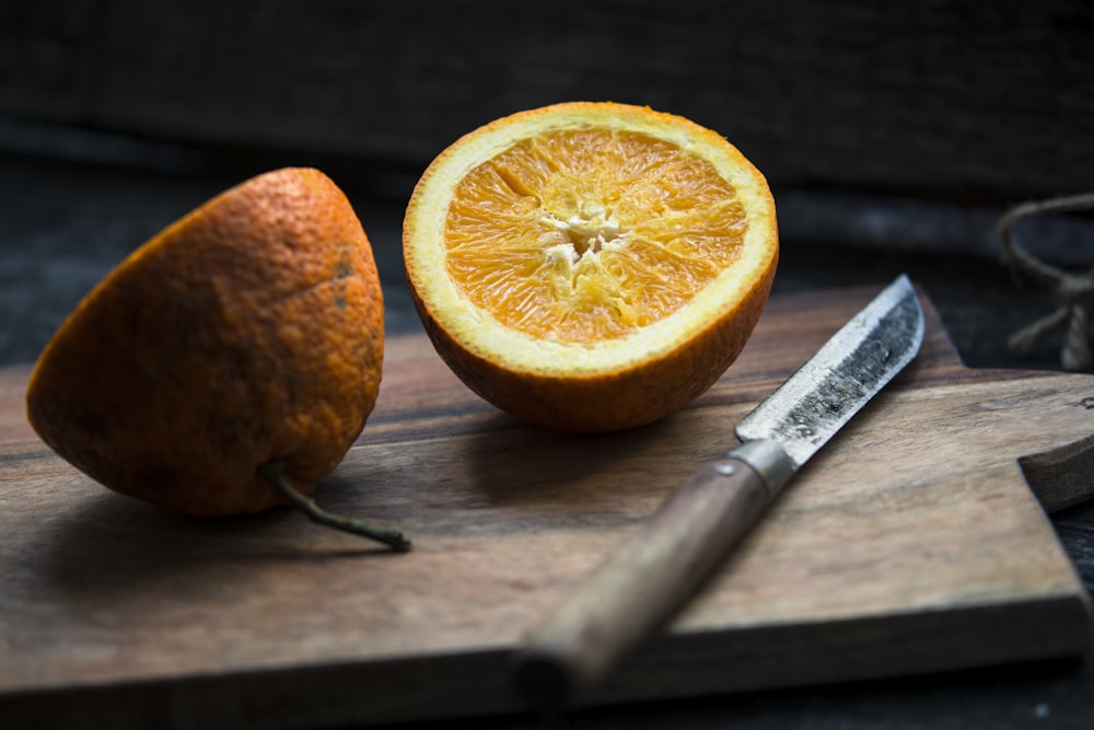 ナイフの横のスライスしたレモンの浅い焦点写真