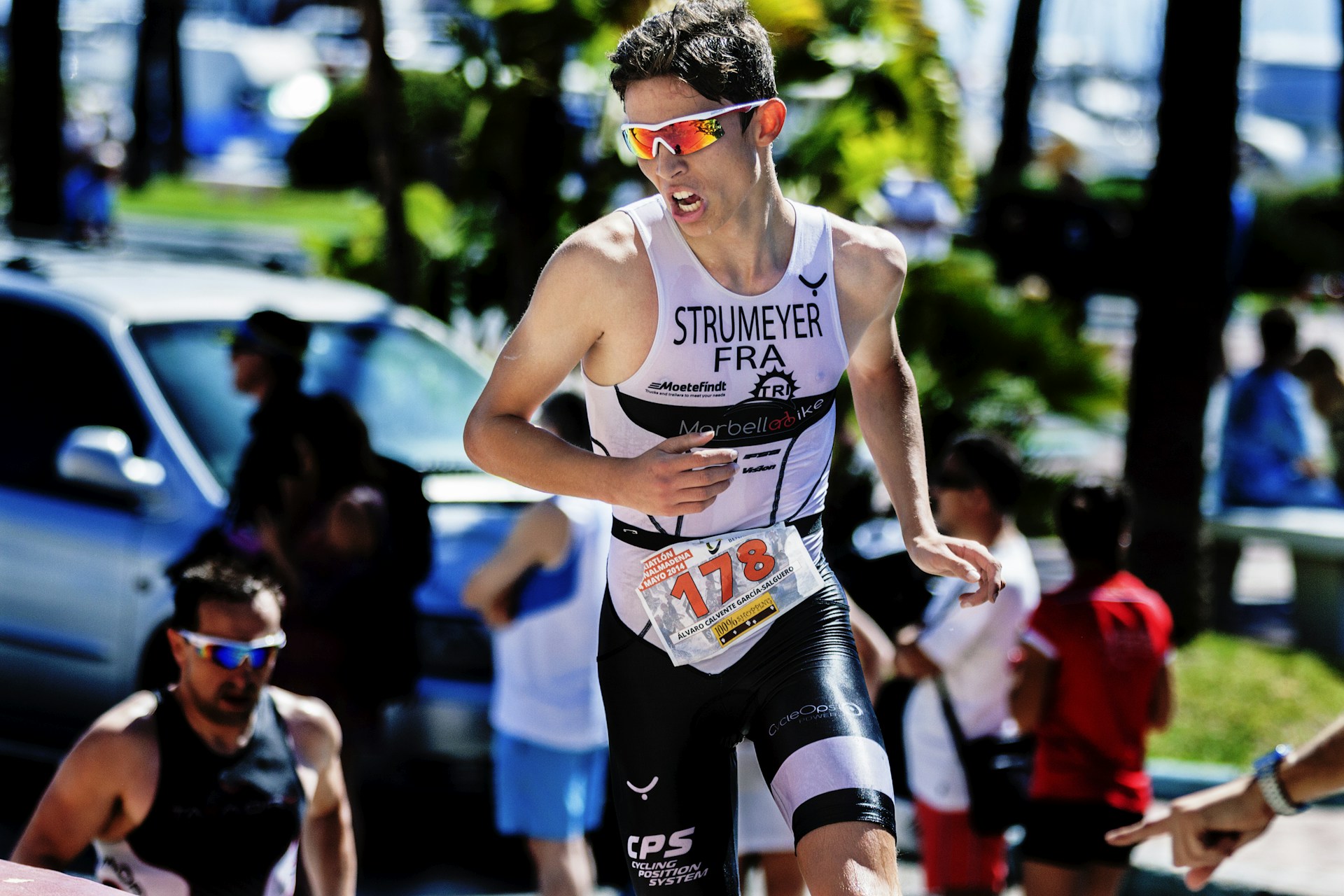 man running with no.178 ID