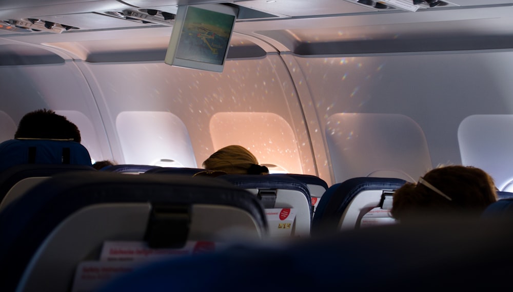 Person, die auf einem Flugzeugsitz sitzt