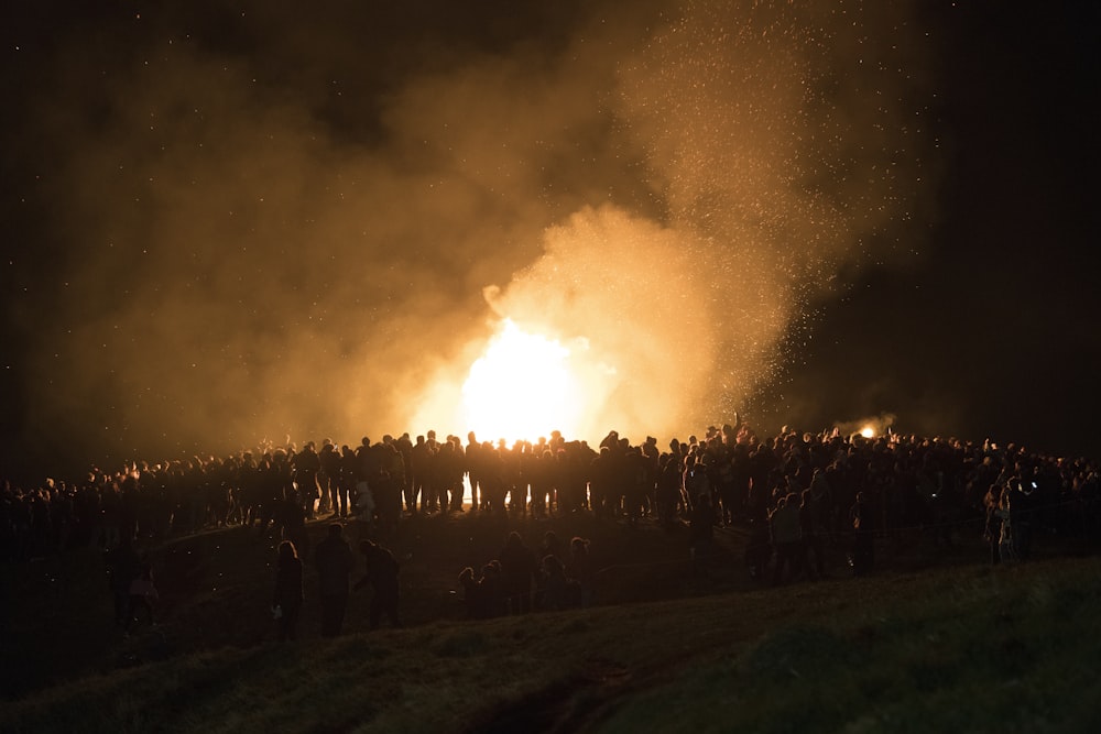 Menschen versammelten sich nachts in der Nähe des Lagerfeuers