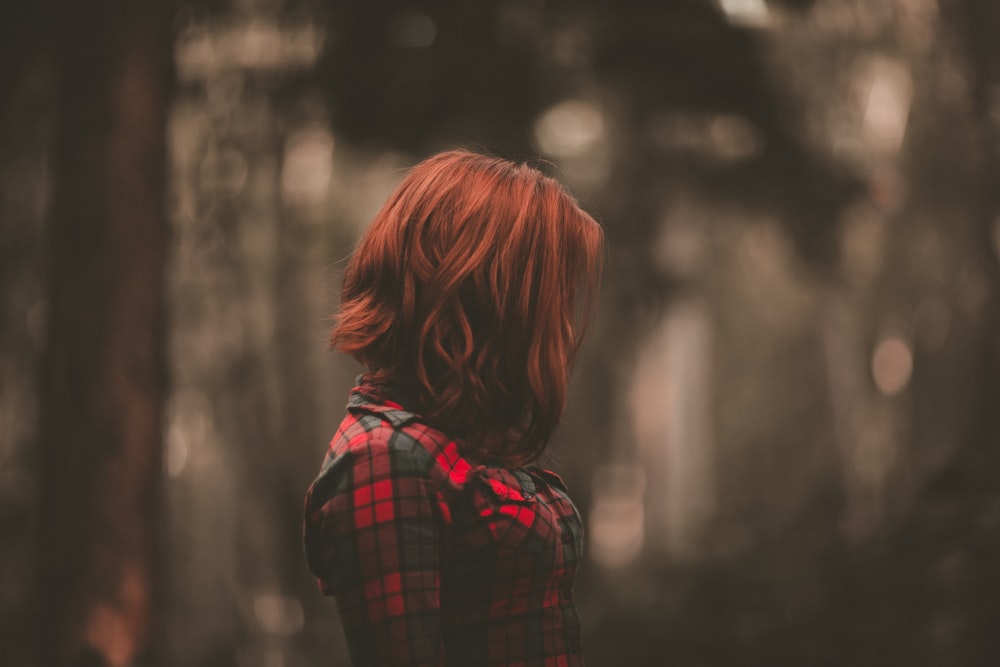 Fokussiertes Foto einer Frau in rotem langärmeligem Kleid