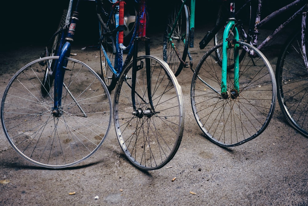 Tres bicicletas sin neumáticos