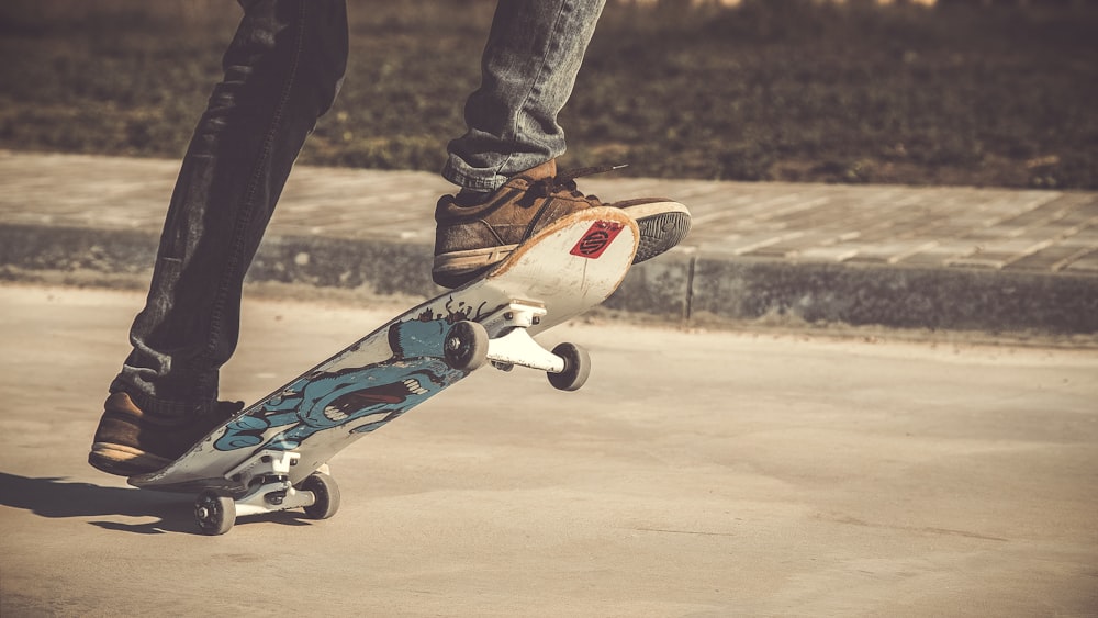 personne faisant de la planche à roulettes pendant la journée