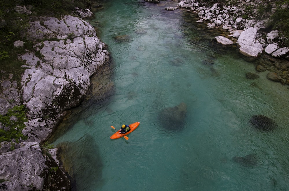 Persona en el kayak naranja en el río