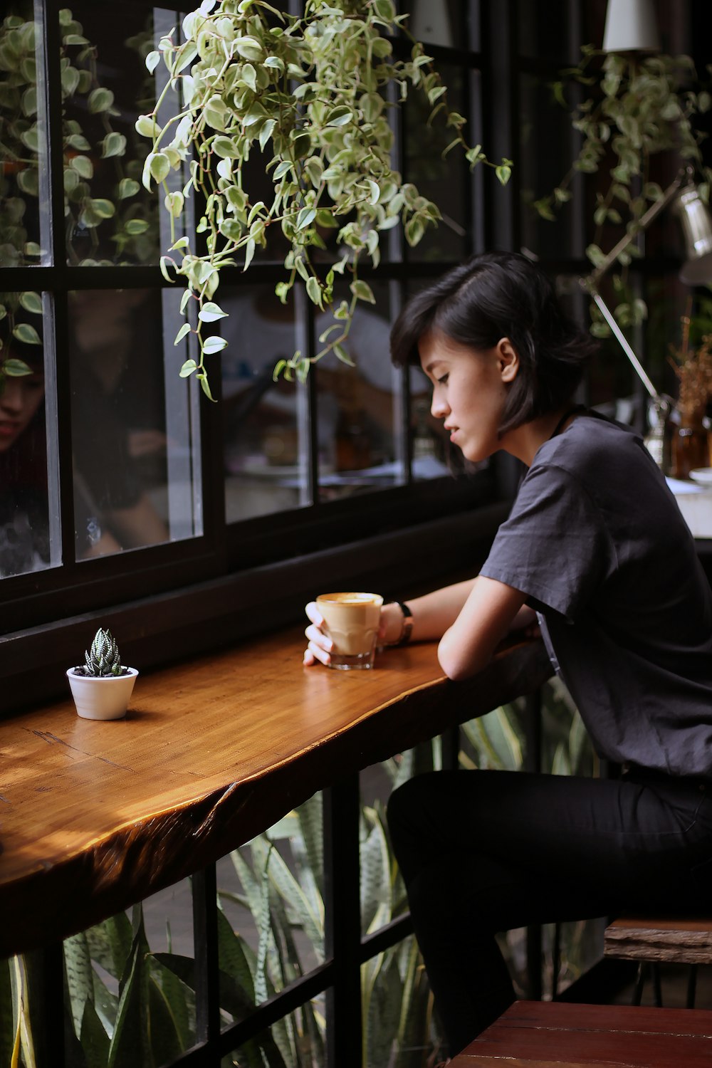 茶色の木製の椅子に座る女性