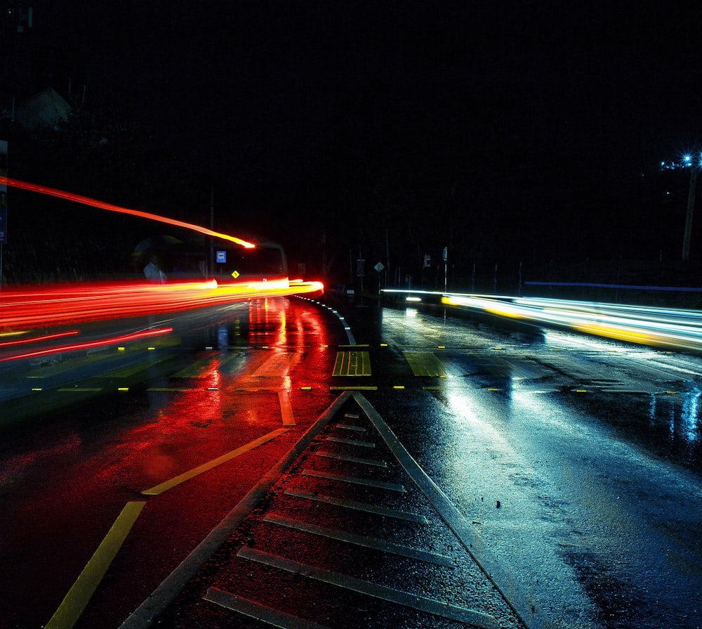 야간 타임랩스 도로 사진