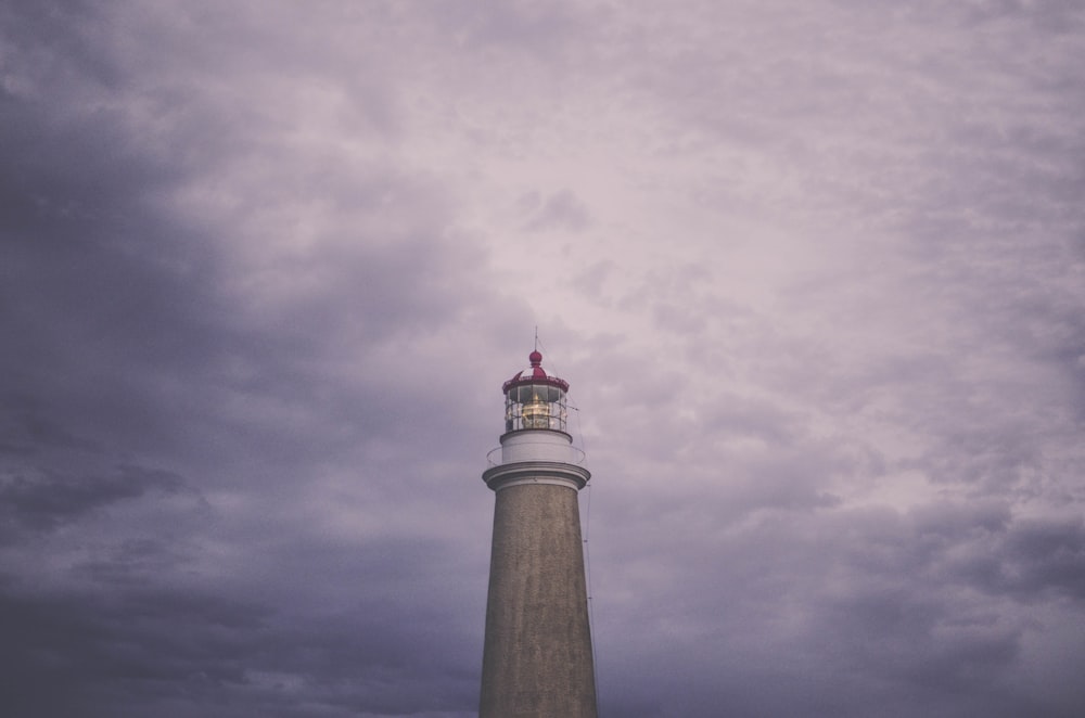 farol marrom sob o dia nublado