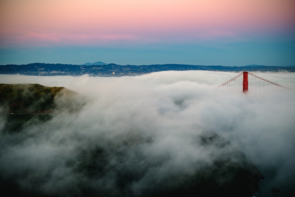 fotografia aérea da ponte sob o céu azul