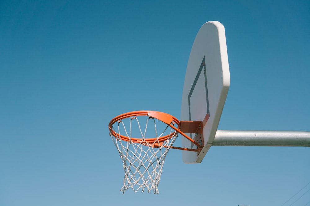 aro de basquete branco e laranja