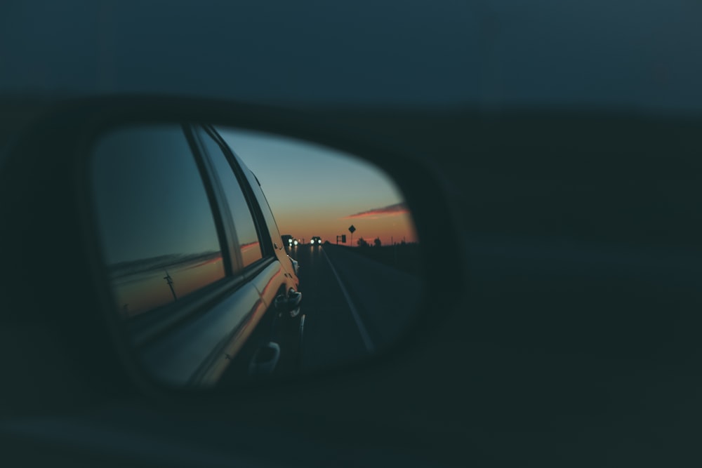 Foto de enfoque superficial del espejo lateral del automóvil