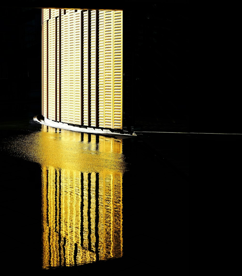 Fiera Milano Rho P5の水面に映る明るく照らされた壁。