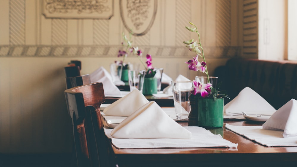 flor de pétalos púrpura en la mesa con servilletas de mesa