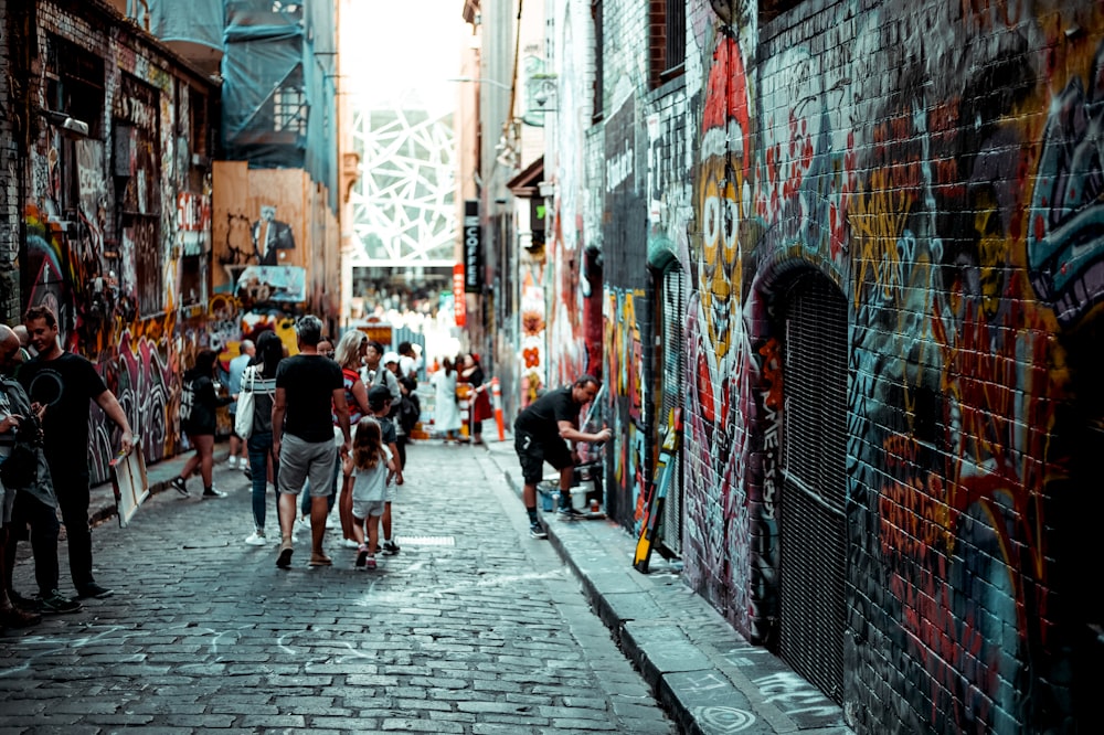 homem e menina caminhando ao lado do edifício