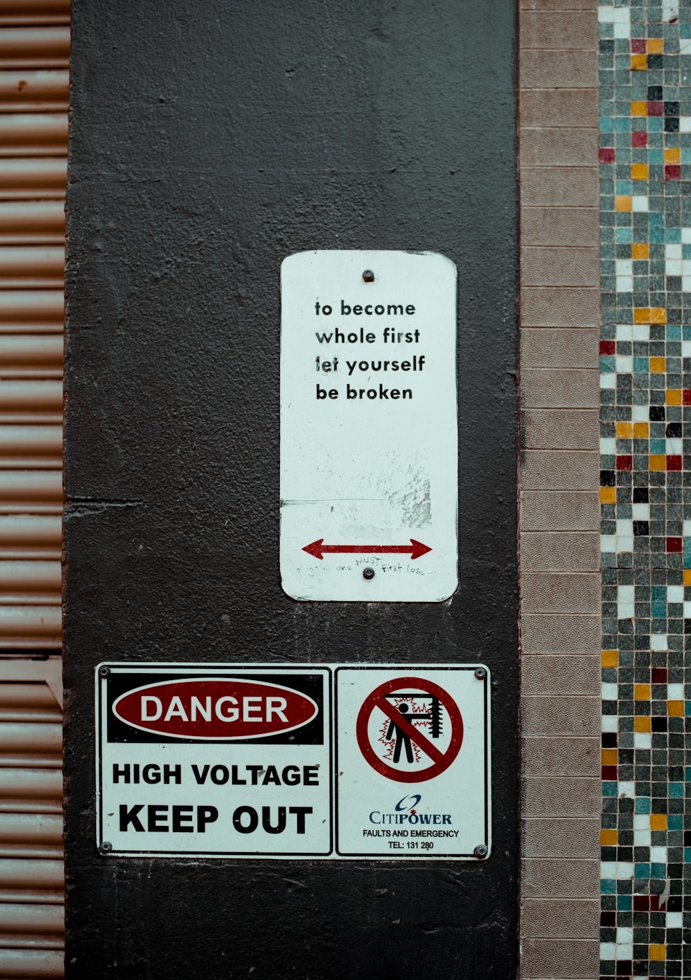危険高電圧は看板を締め出します