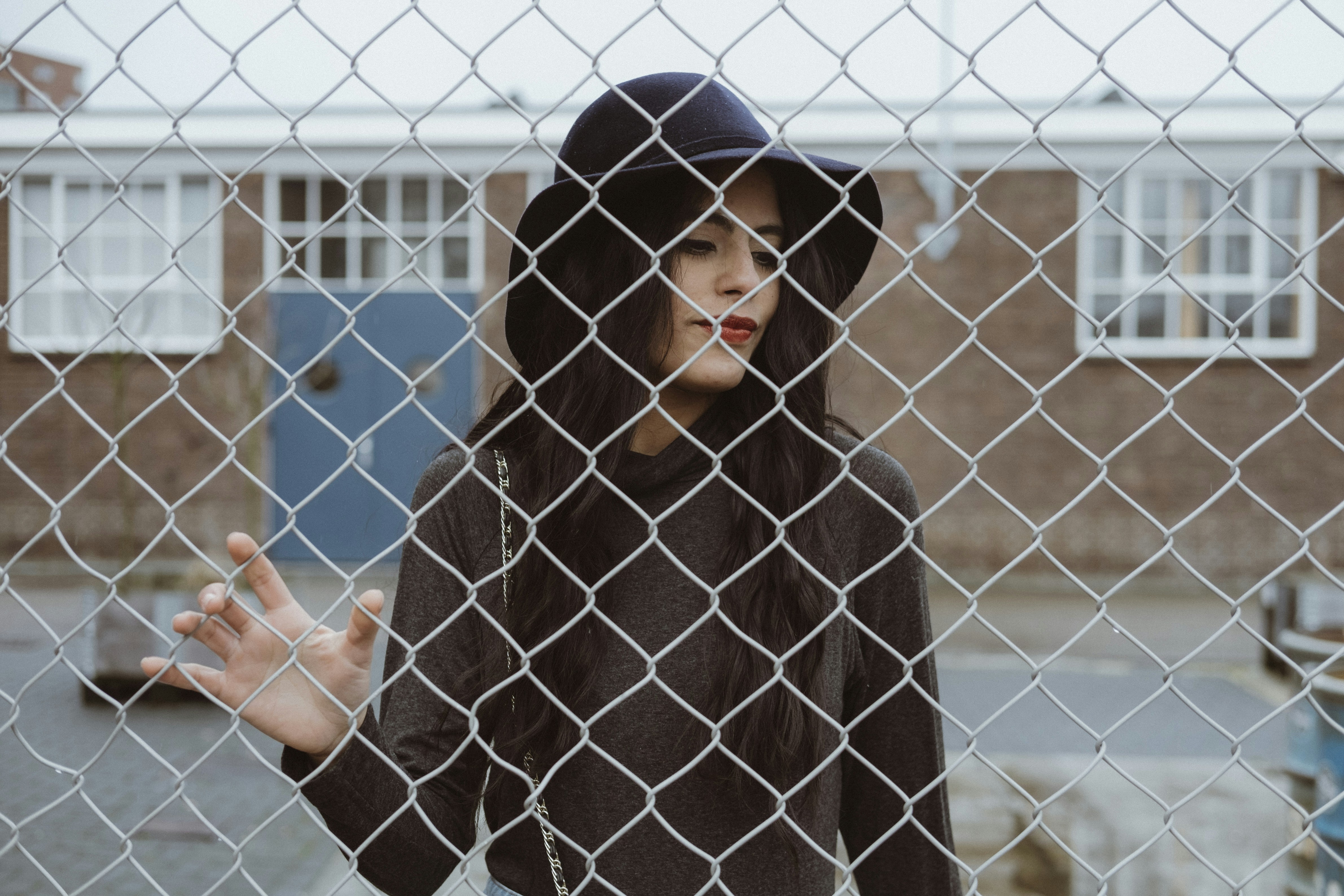 I had a shoot with Alisson a while ago and I went with her to one of my favorite places to shoot in my city. It’s a very urban environment. We had to lay focus on her outfit and the clothes she chose for the area really complimented eachother. I took a bunch of photos but the series I shot of her behind this fence are my favorites.