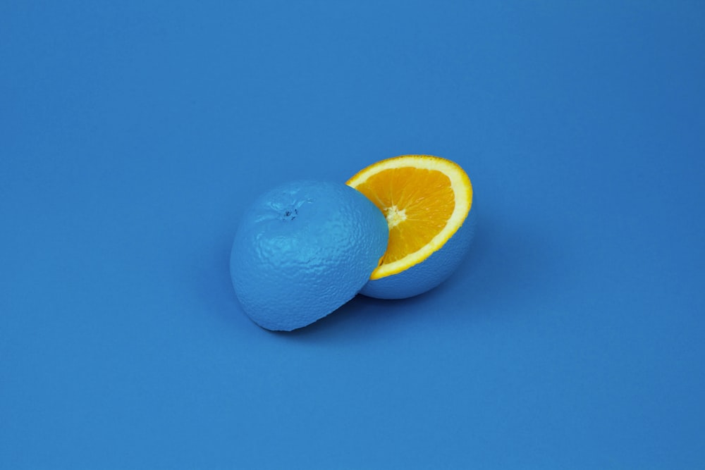 blaue Zitrone in zwei Hälften geschnitten