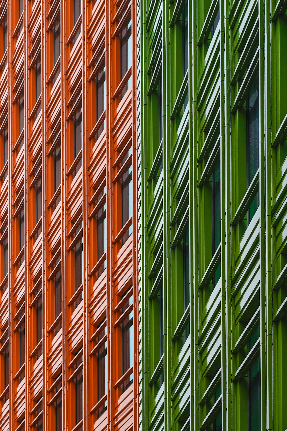 Estrutura arquitetônica verde e vermelha
