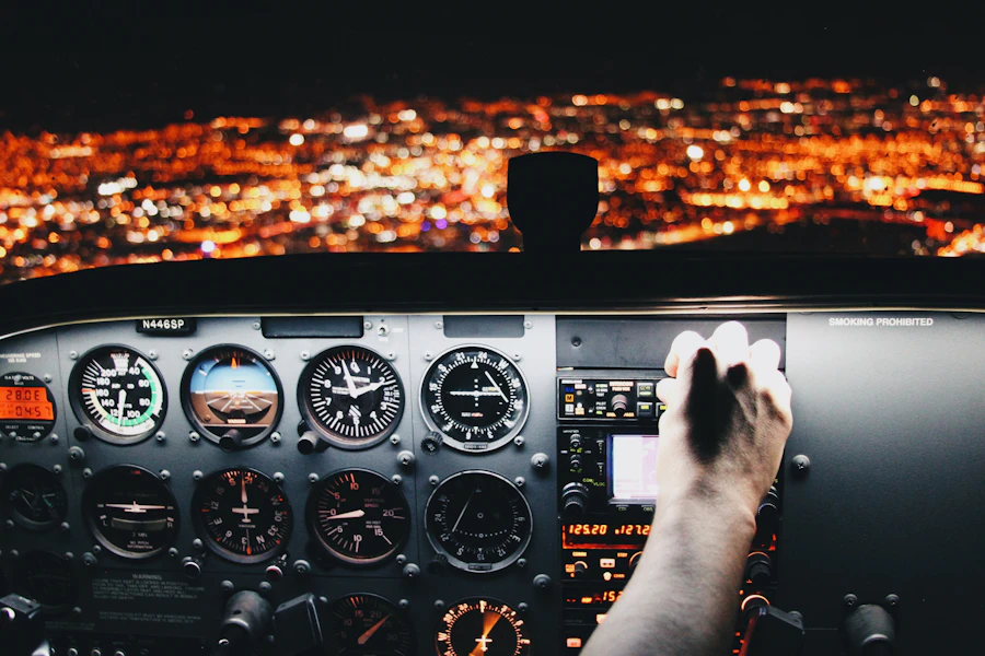 Persona che impugna un controllo di volo