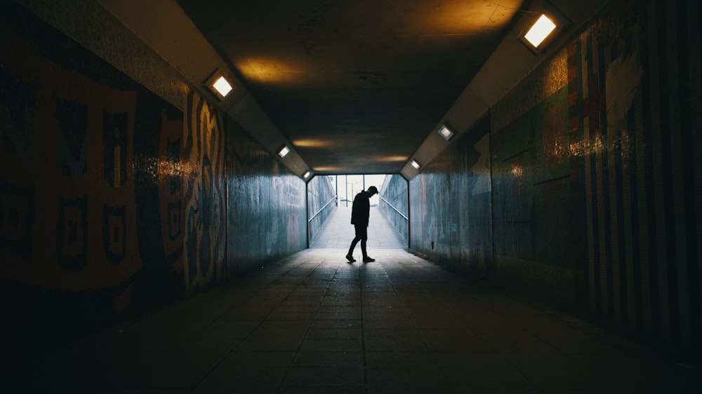 Silueta de un hombre dentro del metro