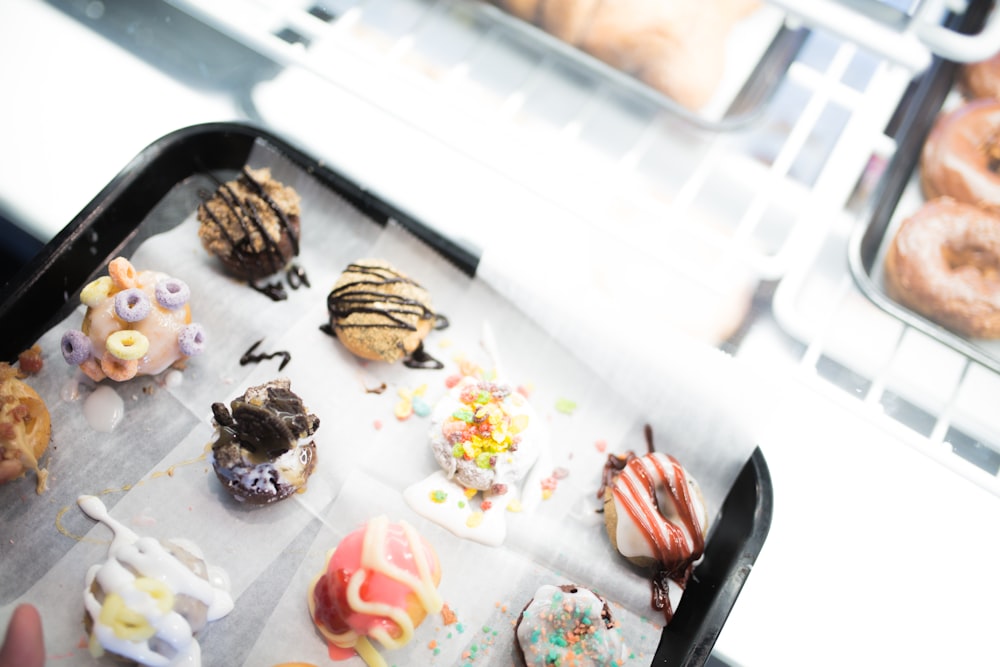 Assortiment de viennoiseries sur plateau