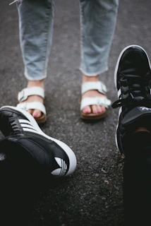Una pareja discutiendo, solo se observan sus zapatos