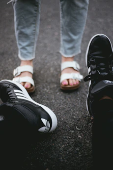 Una pareja discutiendo, solo se observan sus zapatos