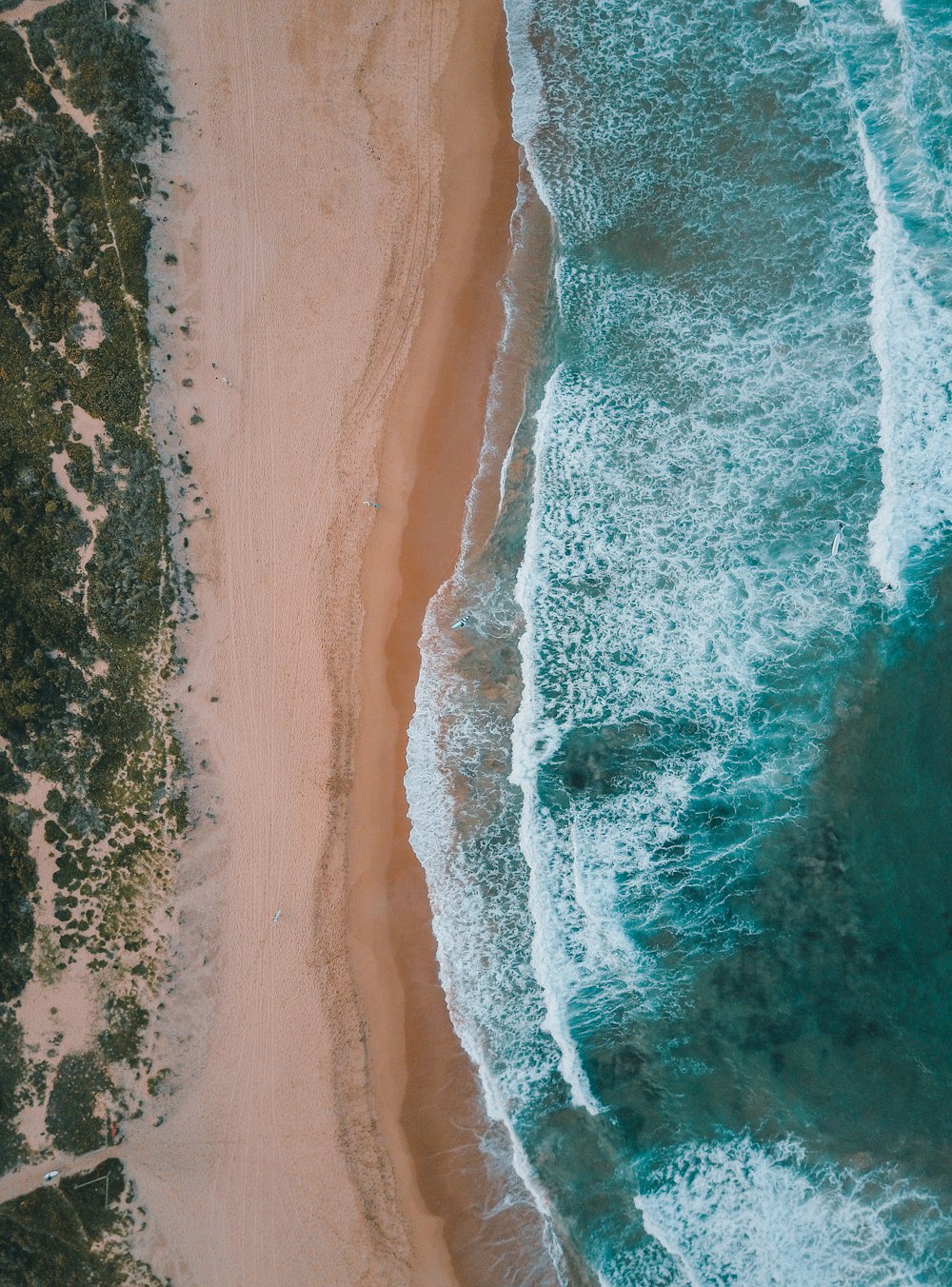 Luftaufnahme des Strandes mit Wellen