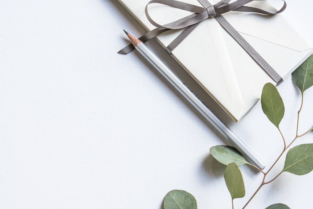 Flatlay-Foto von Buch und Bleistift