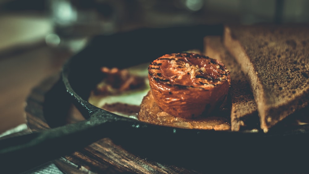 Un primer plano de un plato de comida con pan