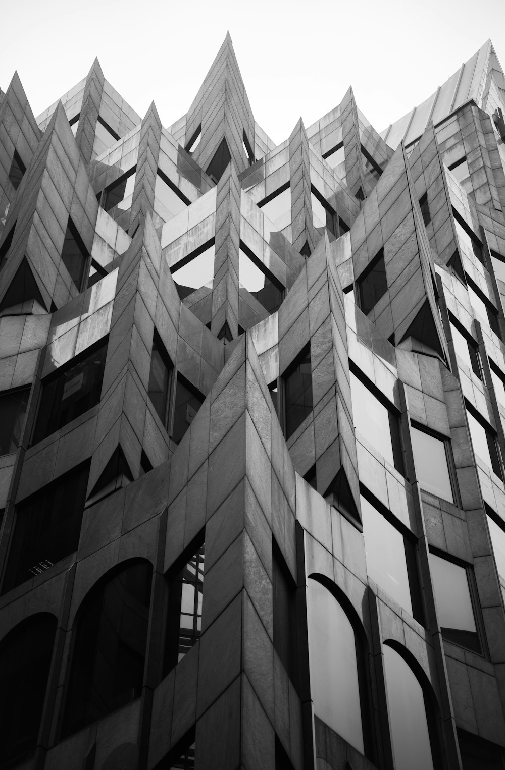 콘크리트 구조물의 회색조 사진