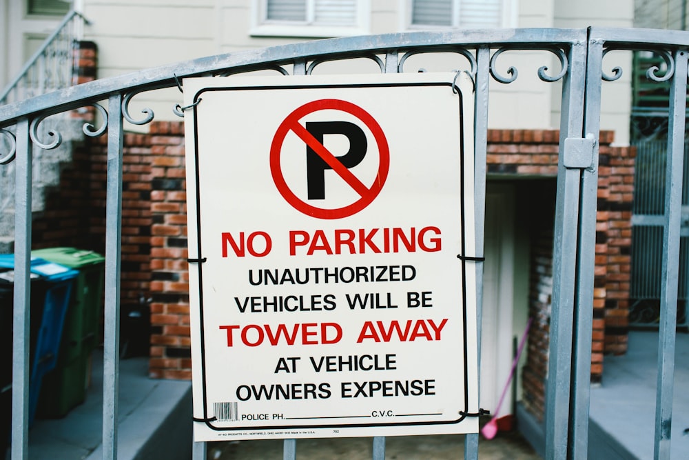 No hay señalización de estacionamiento en la puerta