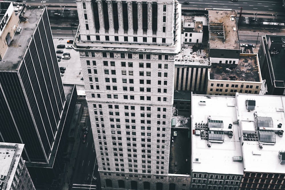 Fotografia aérea de edifícios de concreto cinza