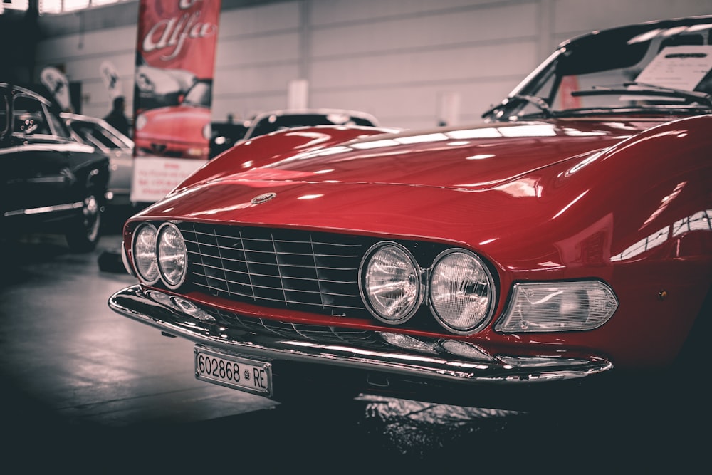 Foto des roten Autos mit flachem Fokus