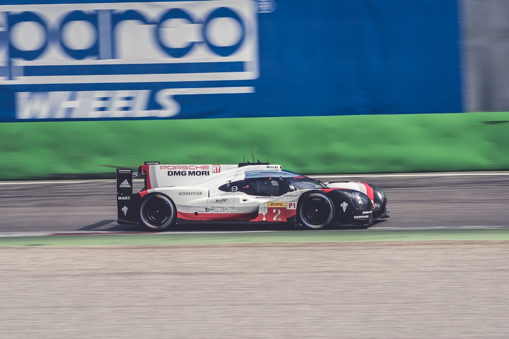 Foto Corrida de carros esportivos brancos e pretos na pista – Imagem de  Carro grátis no Unsplash