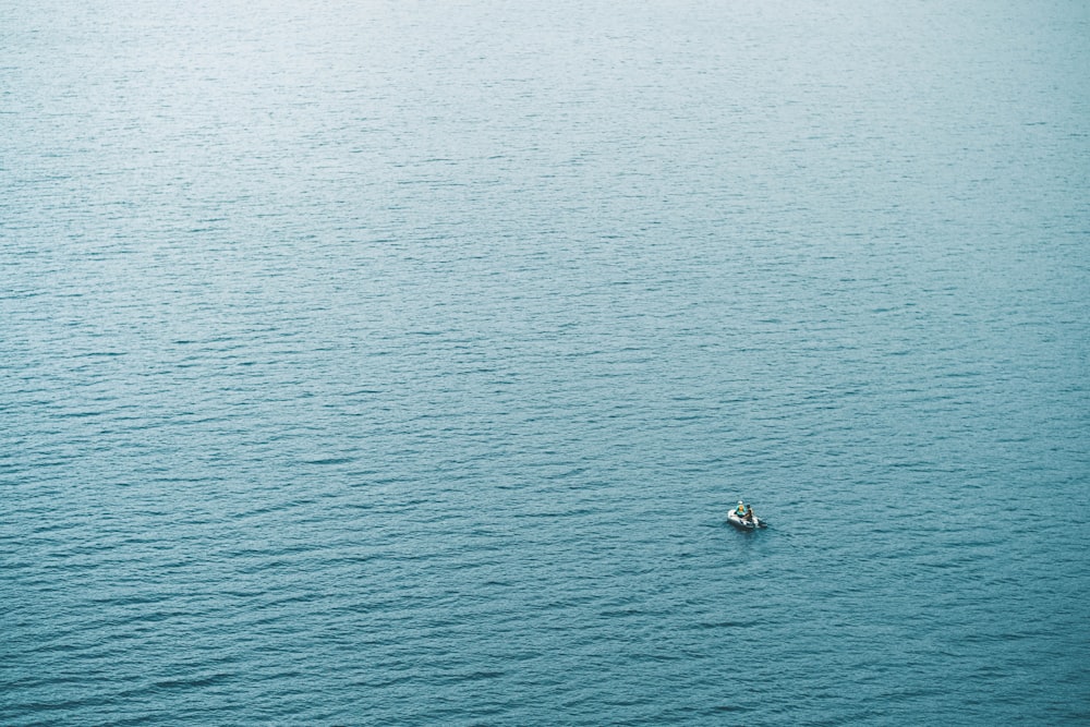 pessoa em barco navegando durante o dia