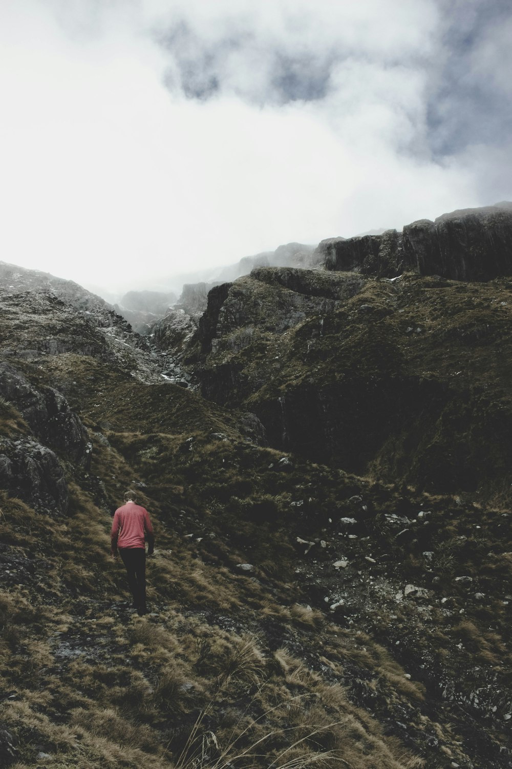 Uomo che fa un'escursione sulla montagna