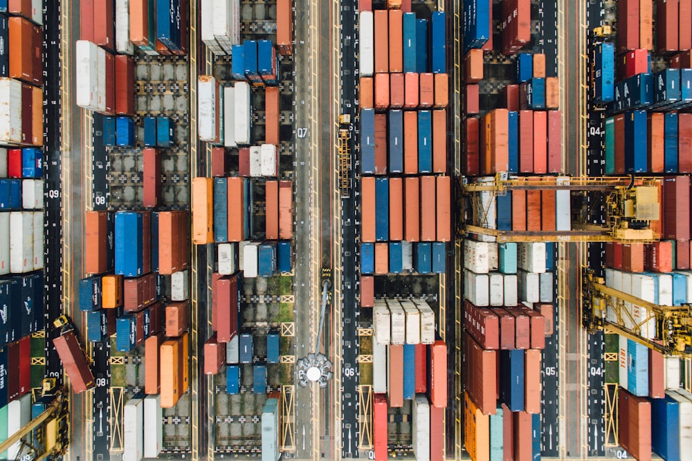 Verschiedene Schiffscontainer im Dock