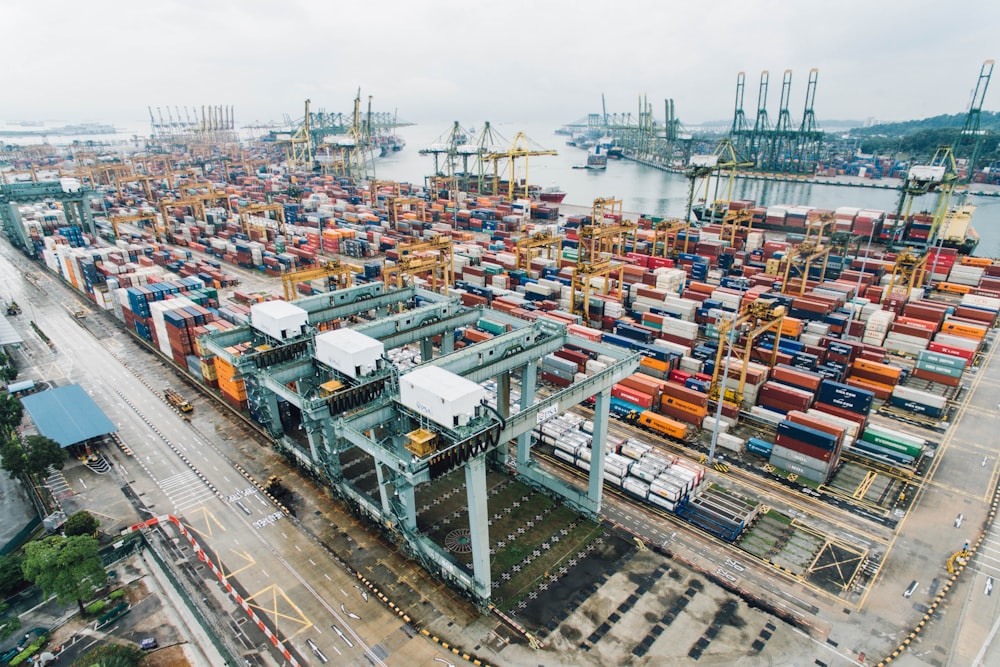 Contenedores intermodales en el muelle