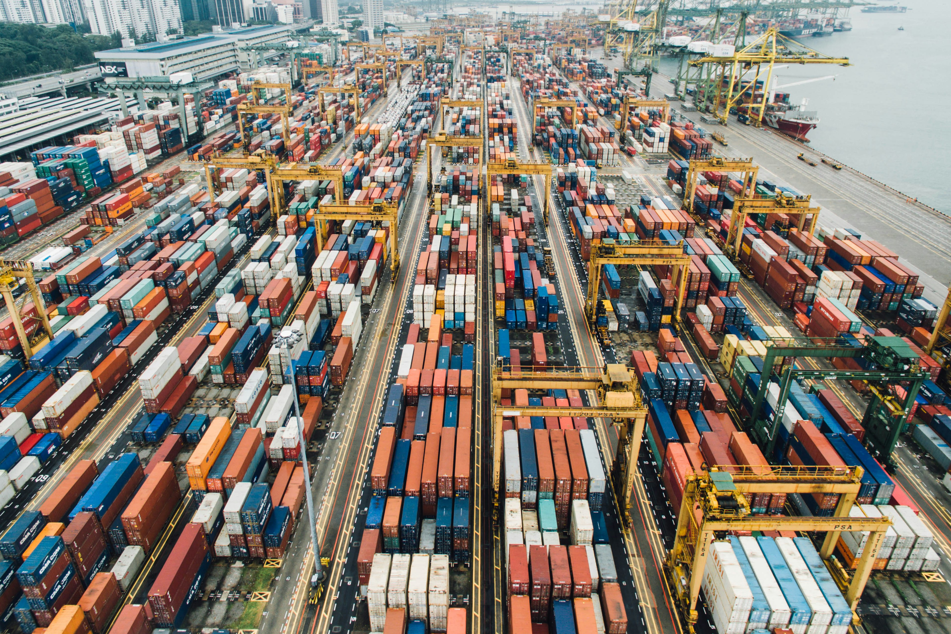 Ondernemer bereidt een exportzending voor buiten de EU met 0% btw op de factuur