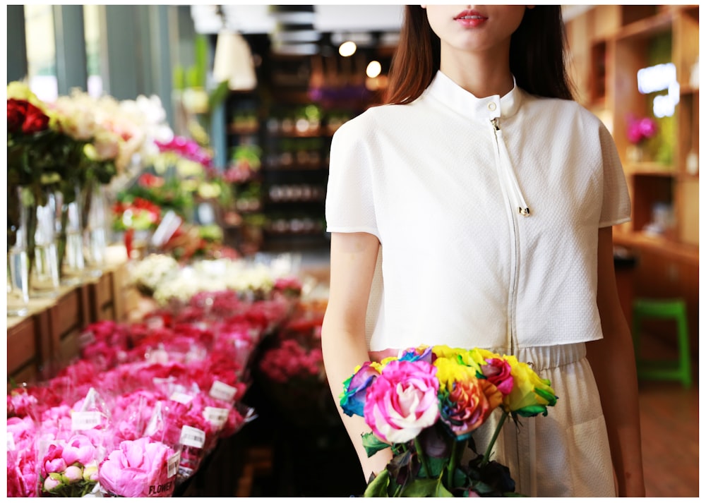 femme tenant un bouquet de fleurs